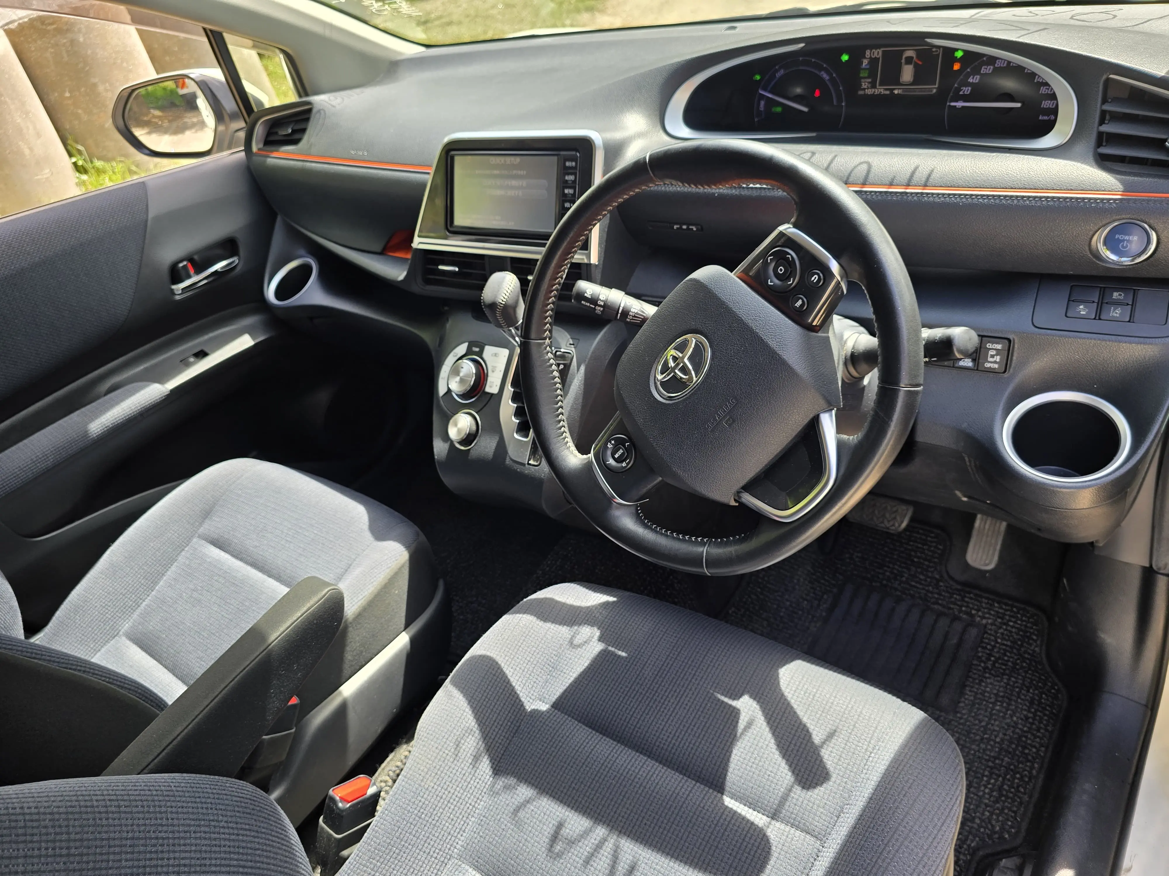Toyota Sienta interior front